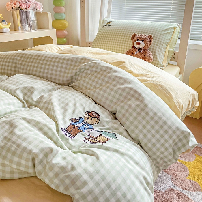 91家纺网 家纺一手货源 找家纺 2024新款磨毛水洗棉学生宿舍精美刺绣时尚格子四件套--小熊老师系列 小熊老师-浅绿