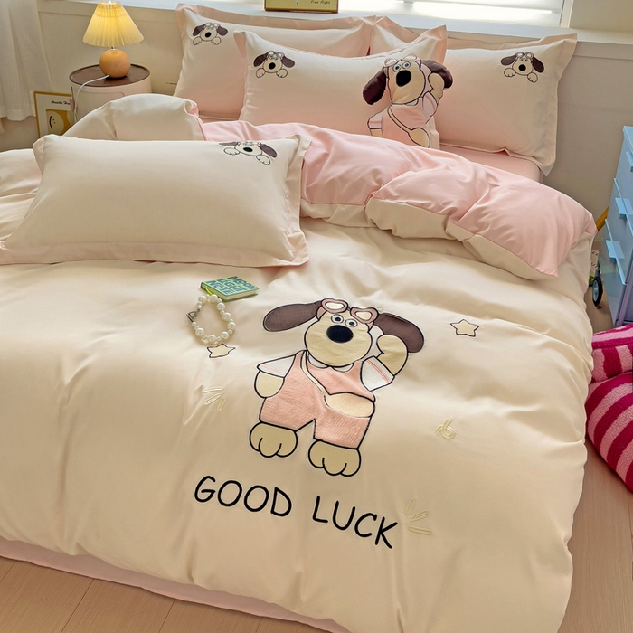 91家纺网 家纺一手货源 找家纺 2024新款磨毛水洗棉可爱萌趣四件套--萌犬小巴系列 萌犬小巴-奶昔白