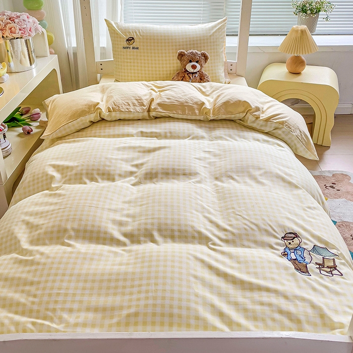 91家纺网 家纺一手货源 找家纺 2024新款磨毛水洗棉学生宿舍精美刺绣时尚格子四件套--小熊老师系列 小熊老师-黄