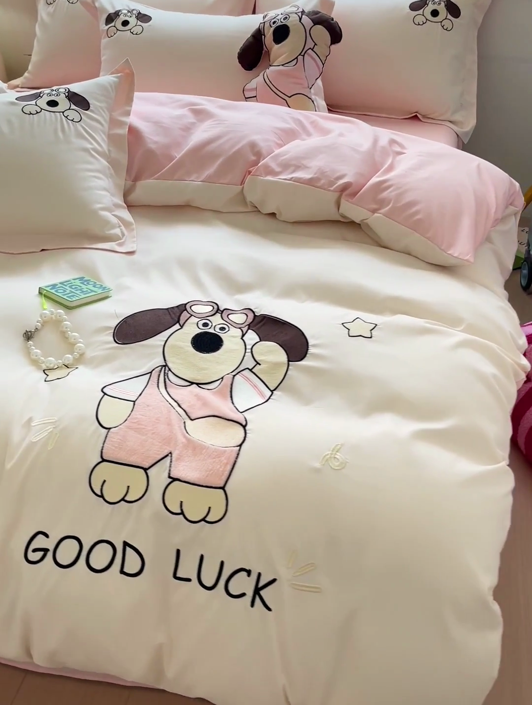 91家纺网 家纺一手货源 找家纺 2024新款磨毛水洗棉可爱萌趣四件套--萌犬小巴系列 萌犬小巴-奶昔白