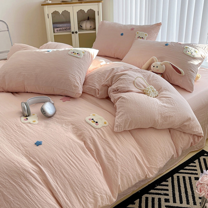 91家纺网 家纺一手货源 找家纺 韩巢家纺 2024新款四季通用超柔水洗棉毛巾绣四件套-幸运熊系列（提供精美卖家秀） 幸运熊浅粉