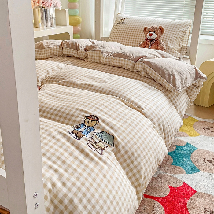91家纺网 家纺一手货源 找家纺 2024新款磨毛水洗棉学生宿舍精美刺绣时尚格子四件套--小熊老师系列 小熊老师-奶咖