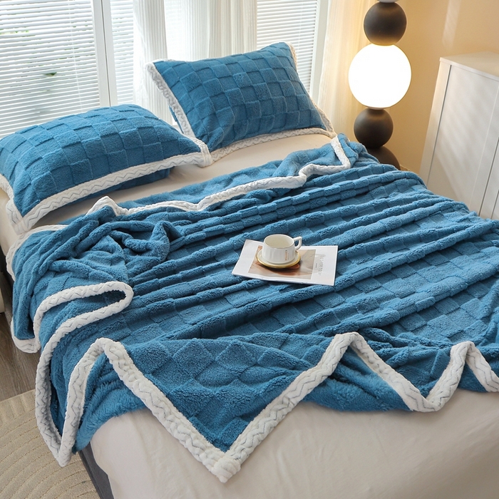 91家纺网 家纺一手货源 找家纺 芸锦豪 2024新款意大利面包格毛毯-包边款 面包格包边款-孔雀蓝