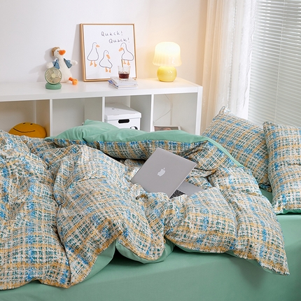 91家纺网 家纺一手货源 找家纺 卡斯诺家纺馆 2025新款四季可用亲肤条格贴标款四件套-风格二 小香风-溢彩格