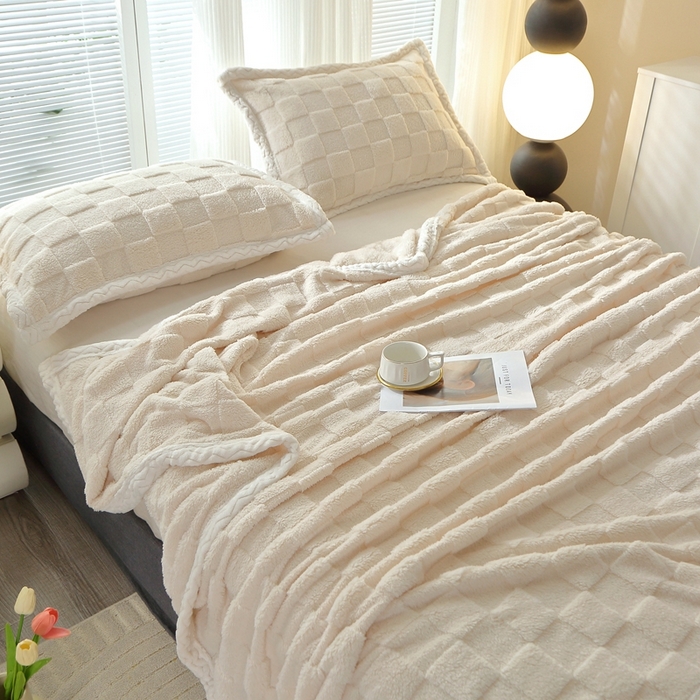 91家纺网 家纺一手货源 找家纺 芸锦豪 2024新款意大利面包格毛毯-包边款 面包格包边款-米杏色