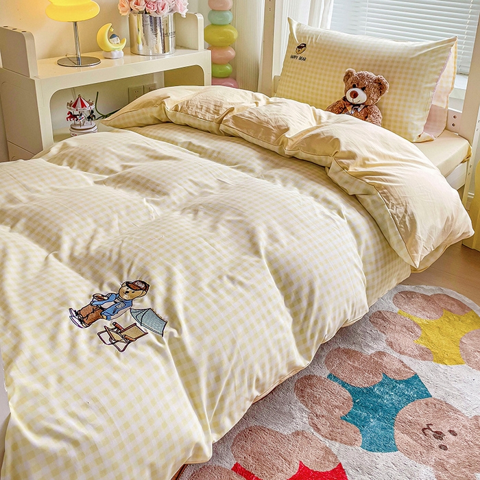 91家纺网 家纺一手货源 找家纺 2024新款磨毛水洗棉学生宿舍精美刺绣时尚格子四件套--小熊老师系列 小熊老师-黄