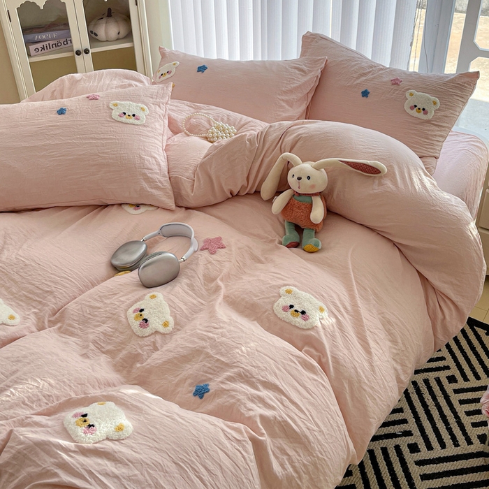 91家纺网 家纺一手货源 找家纺 韩巢家纺 2024新款四季通用超柔水洗棉毛巾绣四件套-幸运熊系列（提供精美卖家秀） 幸运熊浅粉