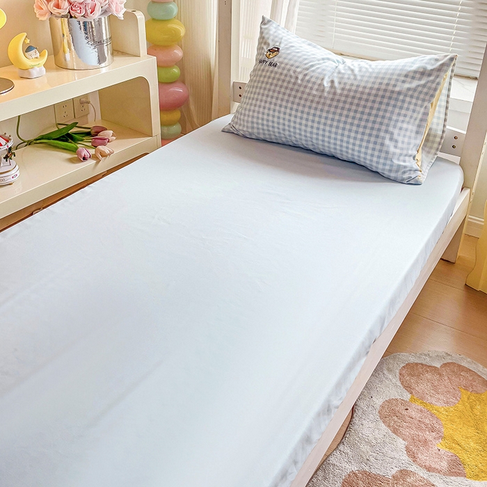 91家纺网 家纺一手货源 找家纺 2024新款磨毛水洗棉学生宿舍精美刺绣时尚格子四件套--小熊老师系列 小熊老师-天空蓝