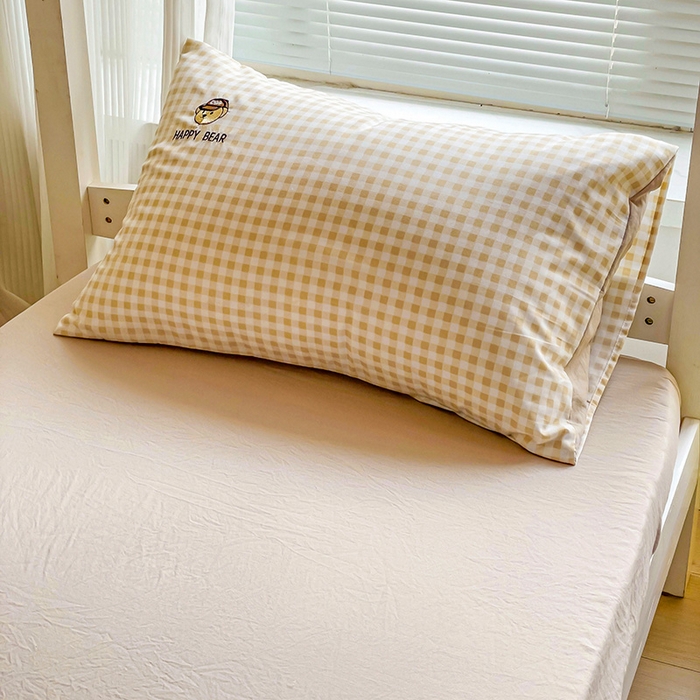 91家纺网 家纺一手货源 找家纺 2024新款磨毛水洗棉学生宿舍精美刺绣时尚格子四件套--小熊老师系列 小熊老师-奶咖