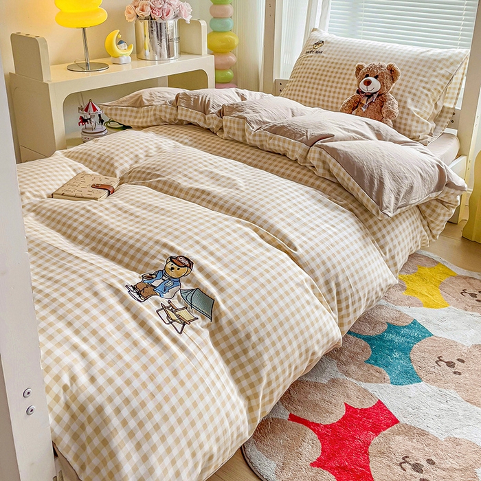 91家纺网 家纺一手货源 找家纺 （总）2024新款磨毛水洗棉学生宿舍精美刺绣时尚格子四件套--小熊老师系列