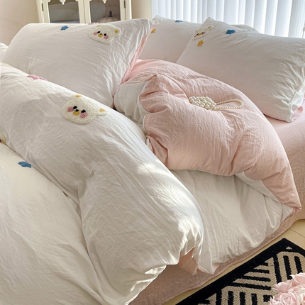 韩巢家纺 2024新款四季通用超柔水洗棉毛巾绣四件套-幸运熊系列（提供精美卖家秀） 幸运熊奶白浅粉