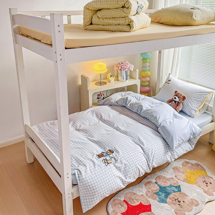 91家纺网 家纺一手货源 找家纺 2024新款磨毛水洗棉学生宿舍精美刺绣时尚格子四件套--小熊老师系列 小熊老师-天空蓝