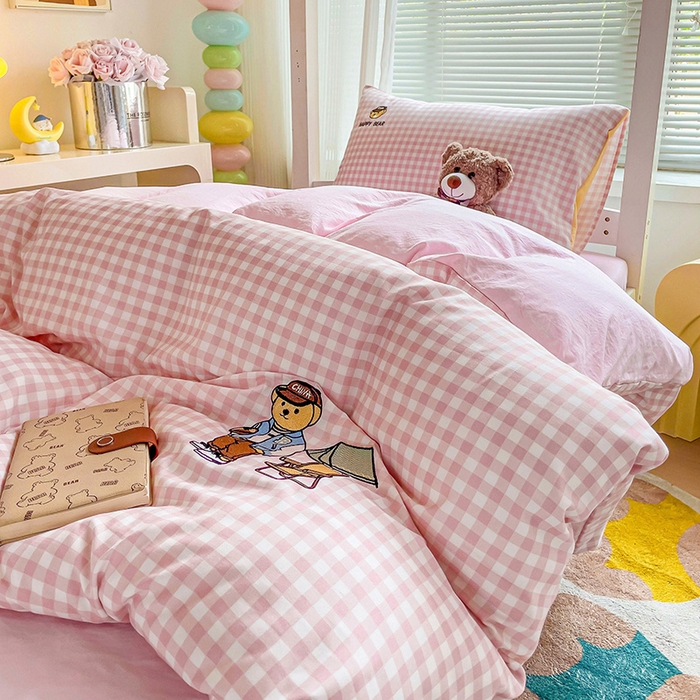 91家纺网 家纺一手货源 找家纺 2024新款磨毛水洗棉学生宿舍精美刺绣时尚格子四件套--小熊老师系列 小熊老师-粉