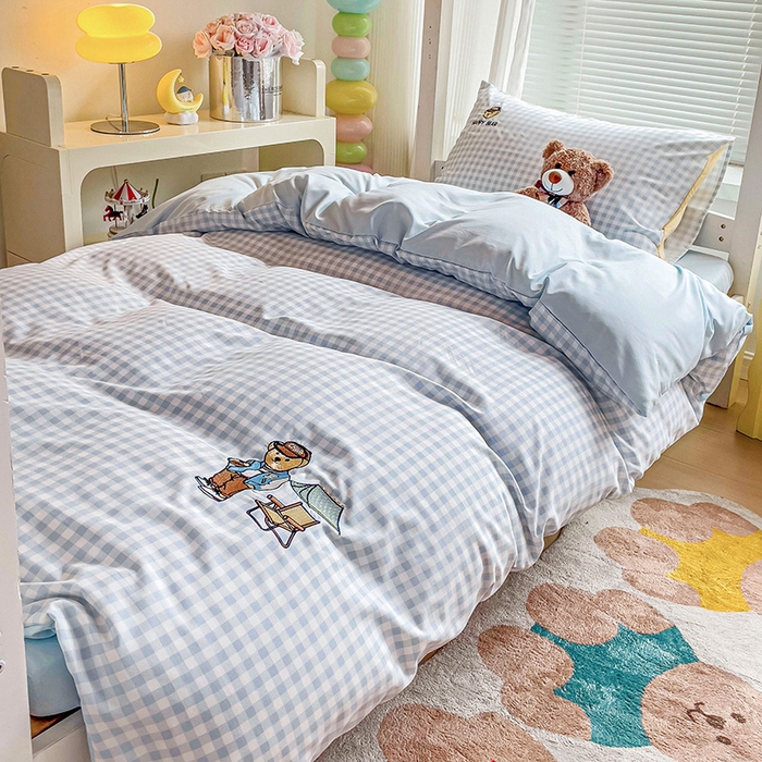 91家纺网 家纺一手货源 找家纺 2024新款磨毛水洗棉学生宿舍精美刺绣时尚格子四件套--小熊老师系列 小熊老师-天空蓝