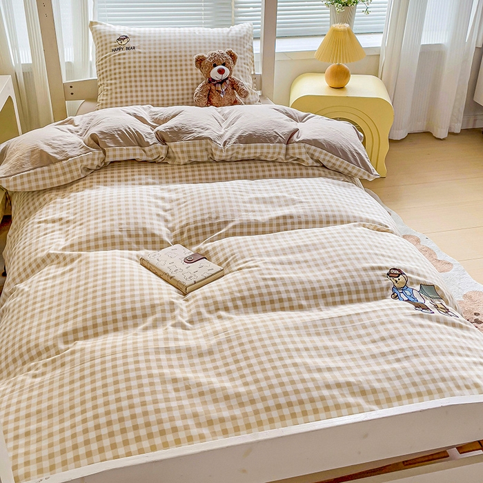 91家纺网 家纺一手货源 找家纺 （总）2024新款磨毛水洗棉学生宿舍精美刺绣时尚格子四件套--小熊老师系列