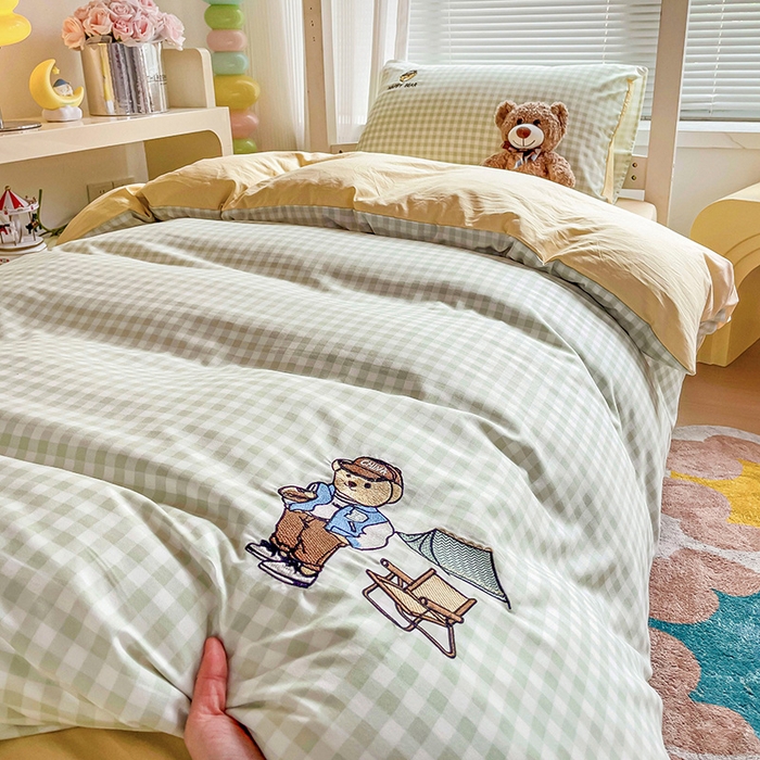 91家纺网 家纺一手货源 找家纺 2024新款磨毛水洗棉学生宿舍精美刺绣时尚格子四件套--小熊老师系列 小熊老师-浅绿