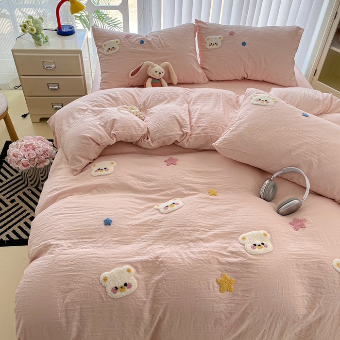 91家纺网 家纺一手货源 找家纺 韩巢家纺 2024新款四季通用超柔水洗棉毛巾绣四件套-幸运熊系列（提供精美卖家秀） 幸运熊浅粉