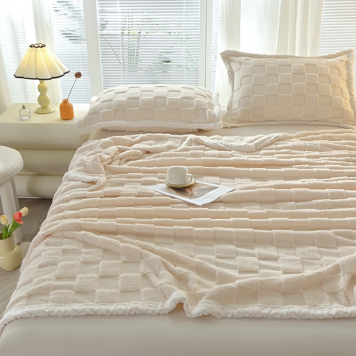 91家纺网 家纺一手货源 找家纺 芸锦豪 2024新款意大利面包格毛毯-包边款 面包格包边款-米杏色