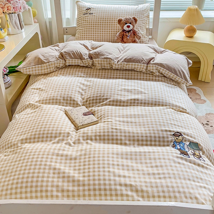 91家纺网 家纺一手货源 找家纺 2024新款磨毛水洗棉学生宿舍精美刺绣时尚格子四件套--小熊老师系列 小熊老师-奶咖