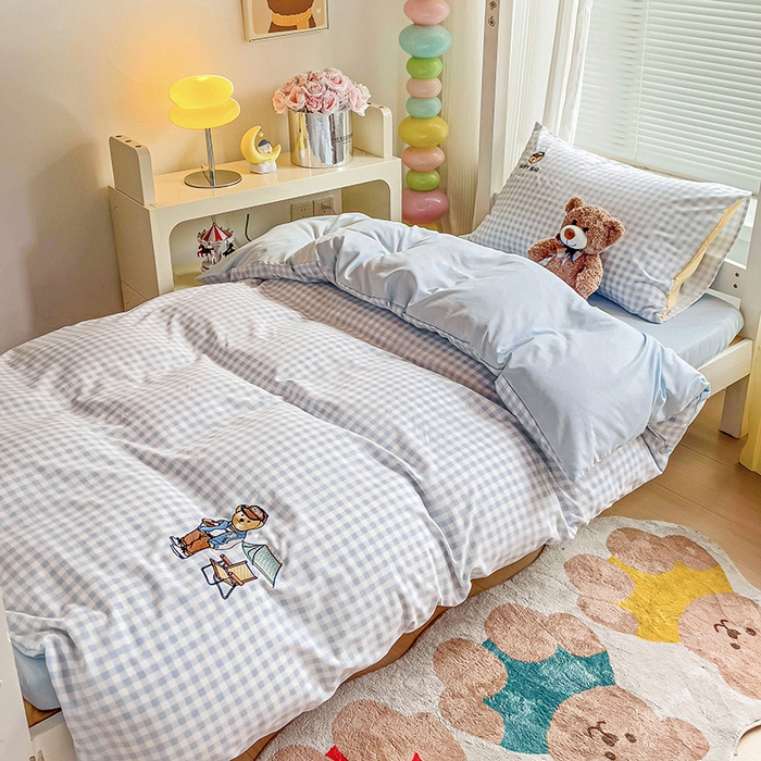 91家纺网 家纺一手货源 找家纺 2024新款磨毛水洗棉学生宿舍精美刺绣时尚格子四件套--小熊老师系列 小熊老师-天空蓝