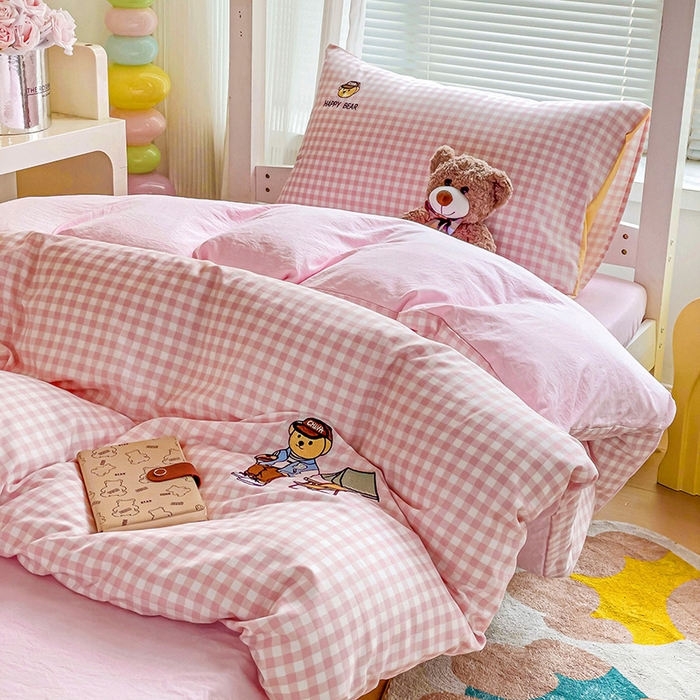 91家纺网 家纺一手货源 找家纺 2024新款磨毛水洗棉学生宿舍精美刺绣时尚格子四件套--小熊老师系列 小熊老师-粉