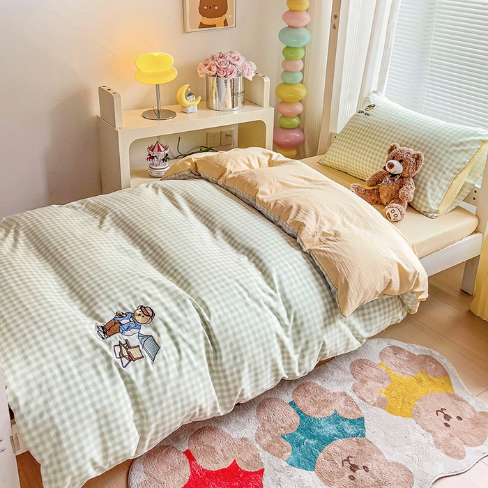 91家纺网 家纺一手货源 找家纺 2024新款磨毛水洗棉学生宿舍精美刺绣时尚格子四件套--小熊老师系列 小熊老师-浅绿