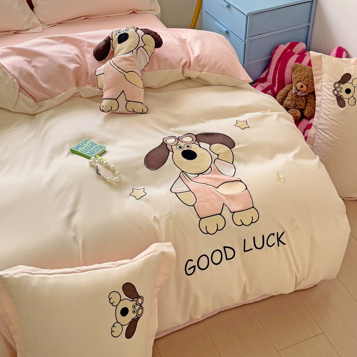 91家纺网 家纺一手货源 找家纺 2024新款磨毛水洗棉可爱萌趣四件套--萌犬小巴系列 萌犬小巴-奶昔白