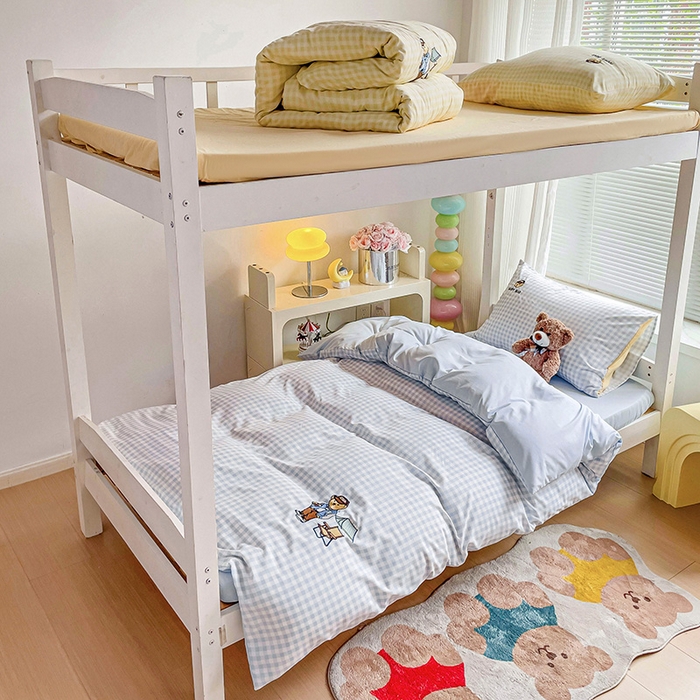 91家纺网 家纺一手货源 找家纺 2024新款磨毛水洗棉学生宿舍精美刺绣时尚格子四件套--小熊老师系列 小熊老师-天空蓝