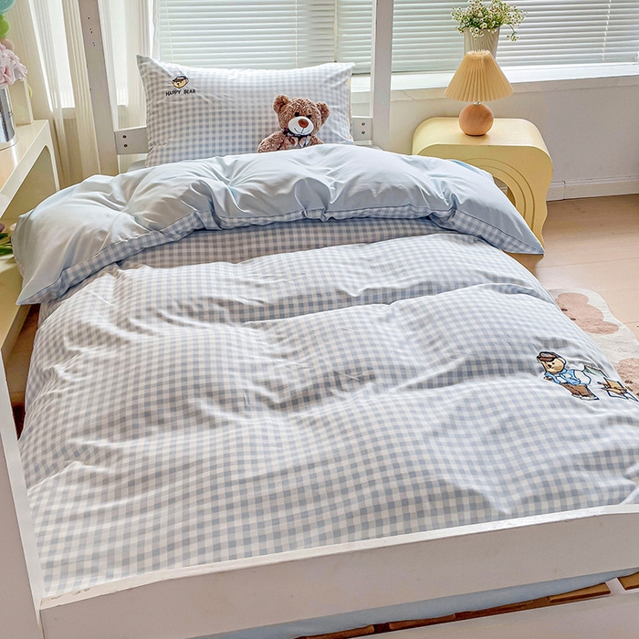 91家纺网 家纺一手货源 找家纺 2024新款磨毛水洗棉学生宿舍精美刺绣时尚格子四件套--小熊老师系列 小熊老师-天空蓝