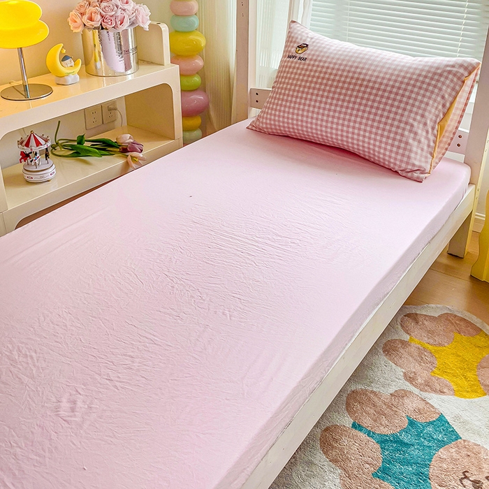 91家纺网 家纺一手货源 找家纺 2024新款磨毛水洗棉学生宿舍精美刺绣时尚格子四件套--小熊老师系列 小熊老师-粉