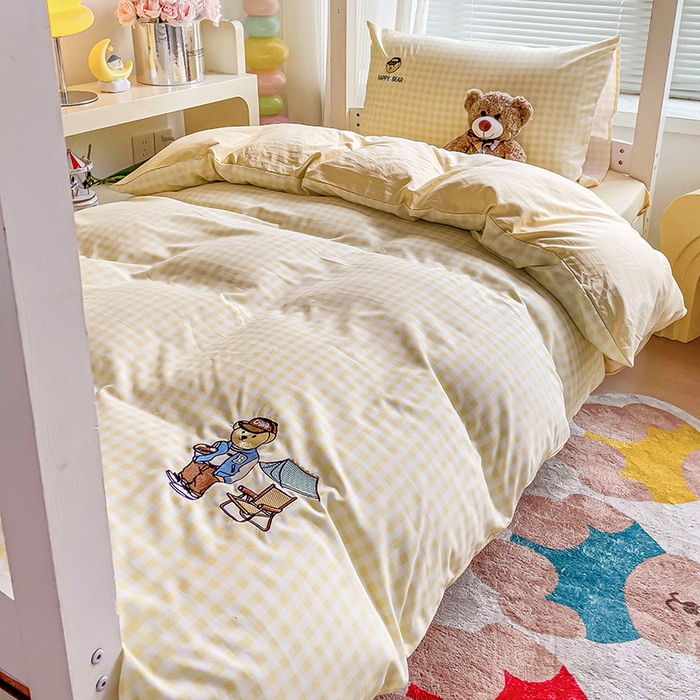 91家纺网 家纺一手货源 找家纺 2024新款磨毛水洗棉学生宿舍精美刺绣时尚格子四件套--小熊老师系列 小熊老师-黄