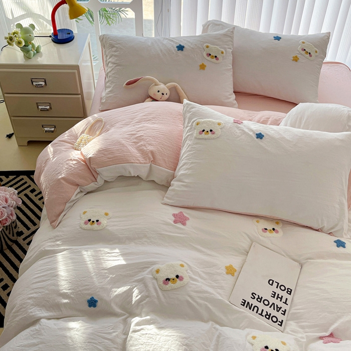 91家纺网 家纺一手货源 找家纺 韩巢家纺 2024新款四季通用超柔水洗棉毛巾绣四件套-幸运熊系列（提供精美卖家秀） 幸运熊奶白浅粉