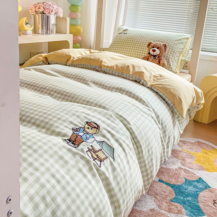 91家纺网 家纺一手货源 找家纺 2024新款磨毛水洗棉学生宿舍精美刺绣时尚格子四件套--小熊老师系列 小熊老师-浅绿