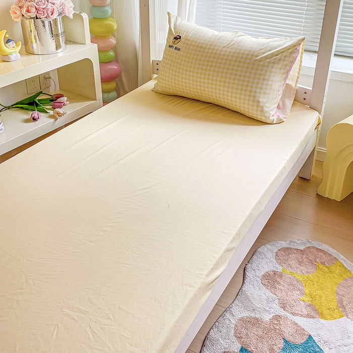 91家纺网 家纺一手货源 找家纺 2024新款磨毛水洗棉学生宿舍精美刺绣时尚格子四件套--小熊老师系列 小熊老师-黄