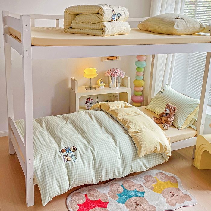 91家纺网 家纺一手货源 找家纺 2024新款磨毛水洗棉学生宿舍精美刺绣时尚格子四件套--小熊老师系列 小熊老师-浅绿