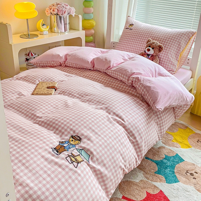 91家纺网 家纺一手货源 找家纺 2024新款磨毛水洗棉学生宿舍精美刺绣时尚格子四件套--小熊老师系列 小熊老师-粉