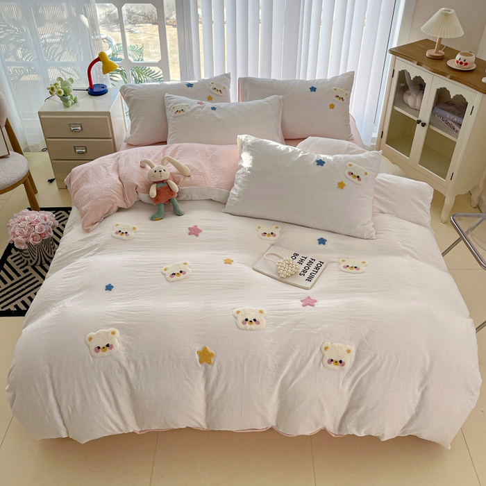 91家纺网 家纺一手货源 找家纺 韩巢家纺 2024新款四季通用超柔水洗棉毛巾绣四件套-幸运熊系列（提供精美卖家秀） 幸运熊奶白浅粉