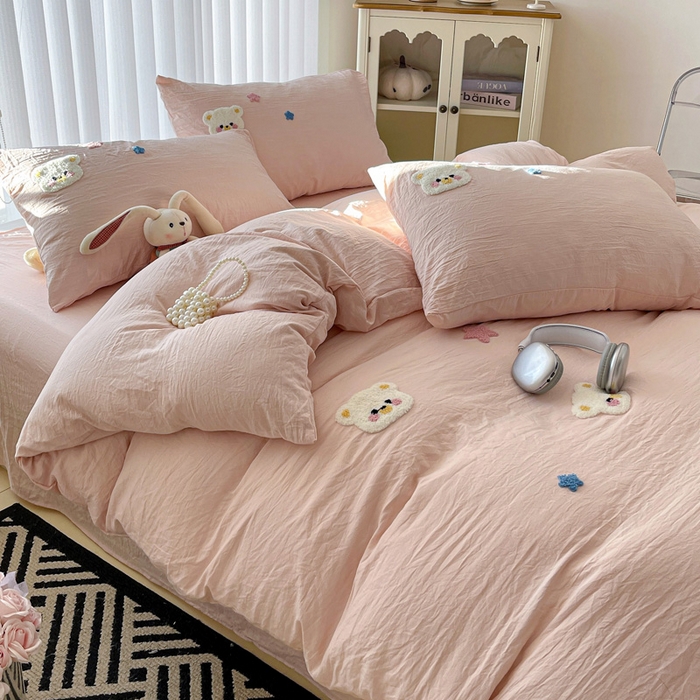 91家纺网 家纺一手货源 找家纺 韩巢家纺 2024新款四季通用超柔水洗棉毛巾绣四件套-幸运熊系列（提供精美卖家秀） 幸运熊浅粉