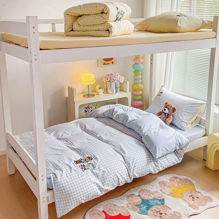 91家纺网 家纺一手货源 找家纺 2024新款磨毛水洗棉学生宿舍精美刺绣时尚格子四件套--小熊老师系列 小熊老师-天空蓝