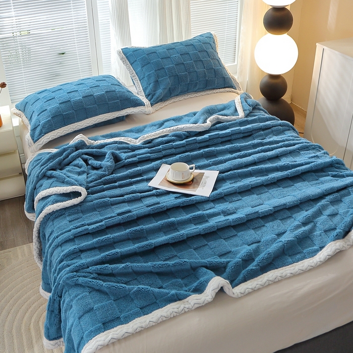 91家纺网 家纺一手货源 找家纺 芸锦豪 2024新款意大利面包格毛毯-包边款 面包格包边款-孔雀蓝