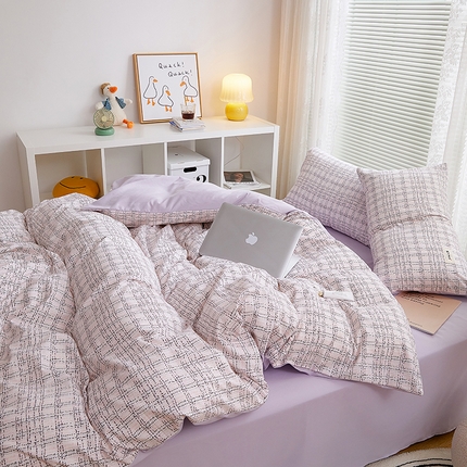 91家纺网 家纺一手货源 找家纺 卡斯诺家纺馆 2025新款四季可用亲肤条格贴标款四件套-风格二 小香风-抽象格