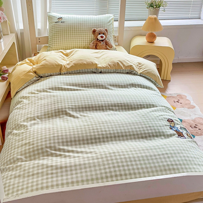 91家纺网 家纺一手货源 找家纺 2024新款磨毛水洗棉学生宿舍精美刺绣时尚格子四件套--小熊老师系列 小熊老师-浅绿