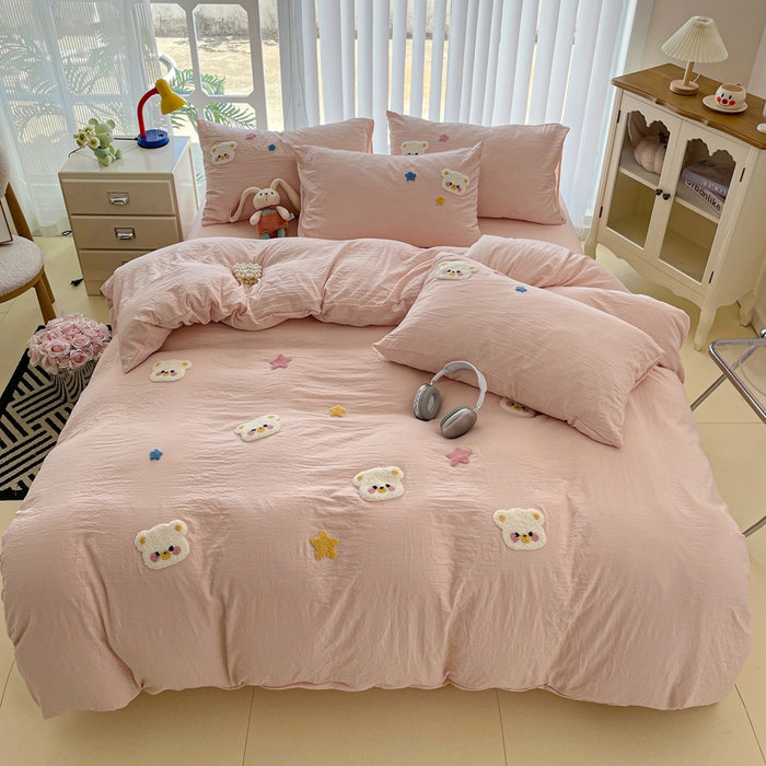 91家纺网 家纺一手货源 找家纺 韩巢家纺 2024新款四季通用超柔水洗棉毛巾绣四件套-幸运熊系列（提供精美卖家秀） 幸运熊浅粉