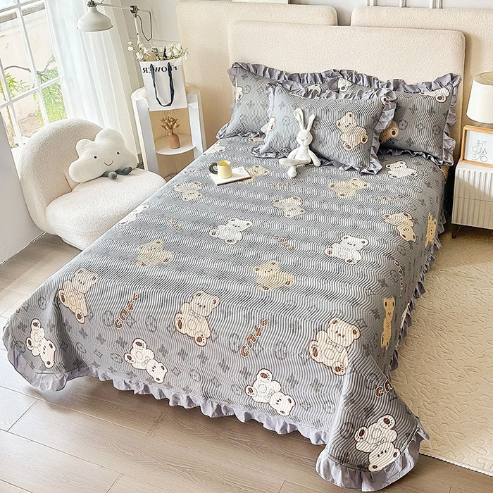 91家纺网 家纺一手货源 找家纺 恋绒家纺 2025新款全棉床盖纯棉夹棉床盖花边款直角款（可定做） 潮流酷熊