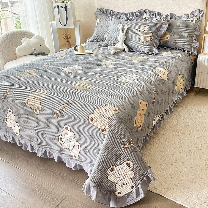 91家纺网 家纺一手货源 找家纺 恋绒家纺 2025新款全棉床盖纯棉夹棉床盖花边款直角款（可定做） 潮流酷熊