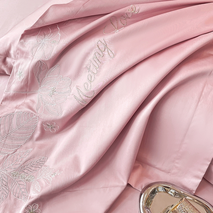 91家纺网 家纺一手货源 找家纺 2024新款亲肤棉磨毛刺绣四件套-花前悦夏 花前悦夏-桃夭粉