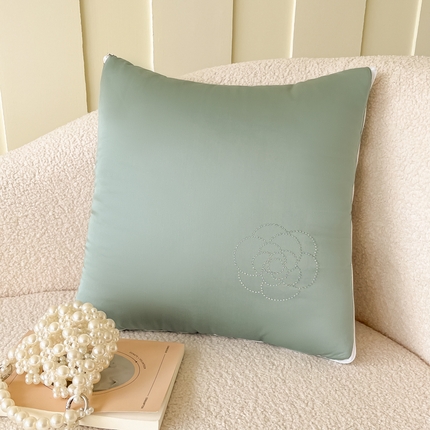 91家纺网 家纺一手货源 找家纺 番茄+ 2025新款天丝山茶花烫钻抱枕被 墨绿