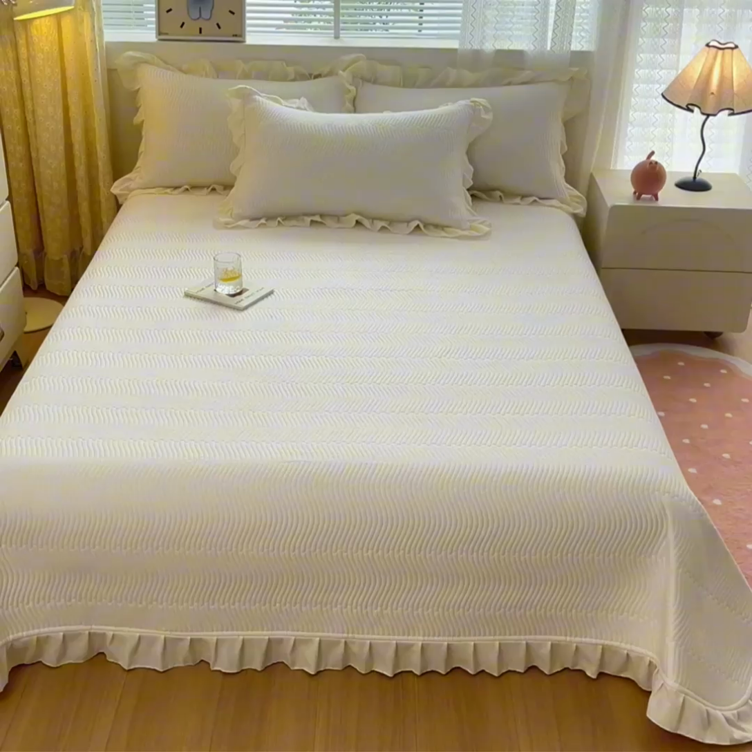 91家纺网 家纺一手货源 找家纺 恋绒家纺 2025新款全棉床盖纯棉夹棉床盖花边款直角款（可定做） 奶昔白