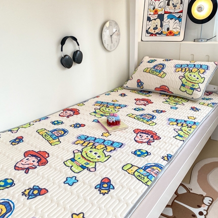 91家纺网 家纺一手货源 找家纺 暖季家纺 2025新款密道绗缝乳胶凉席-学生床 床席款-1太空麦克