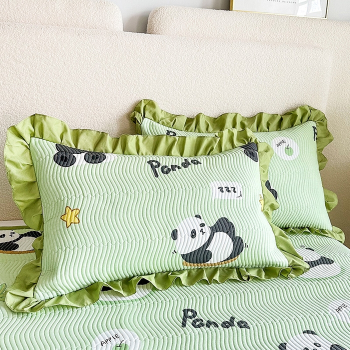 91家纺网 家纺一手货源 找家纺 恋绒家纺 2025新款全棉床盖纯棉夹棉床盖花边款直角款（可定做） 调皮熊猫